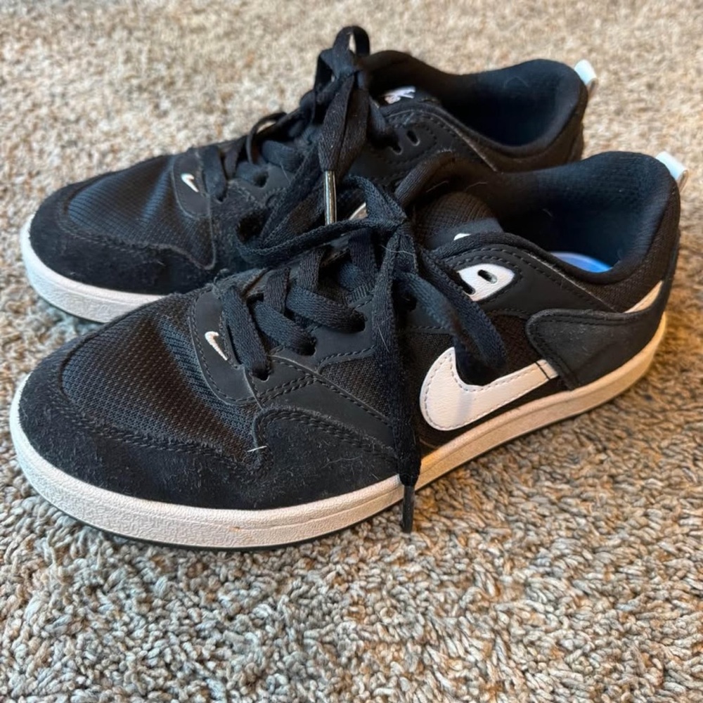 Nike Alleyoop SB Black and White 5Y